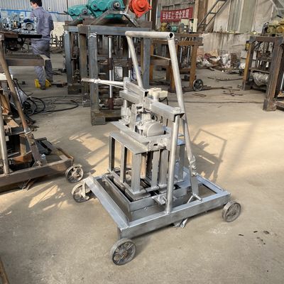 좋은 손으로 만드는 기계 홀블록 콘크리트 벽돌 고객 요청 특징